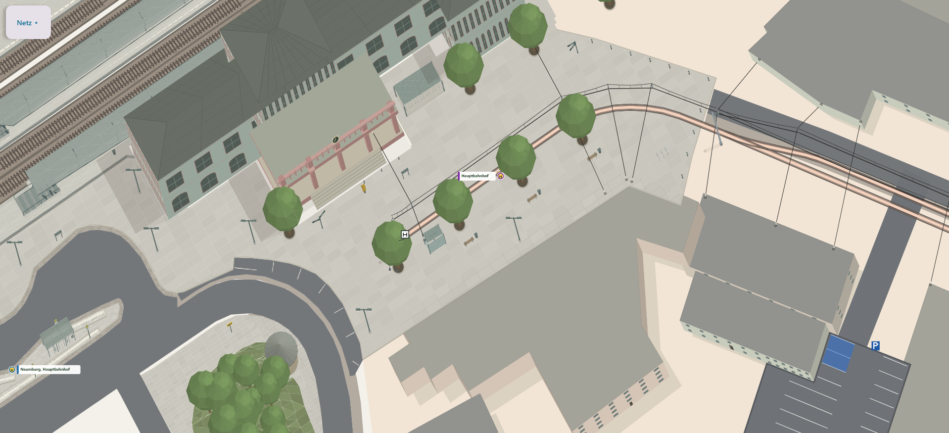 LineManager-Spielaufnahme des Naumburger Hauptbahnhofs mit Vorplatz, Bäumen, Gleis und Oberleitung zwischen den Gebäuden.
