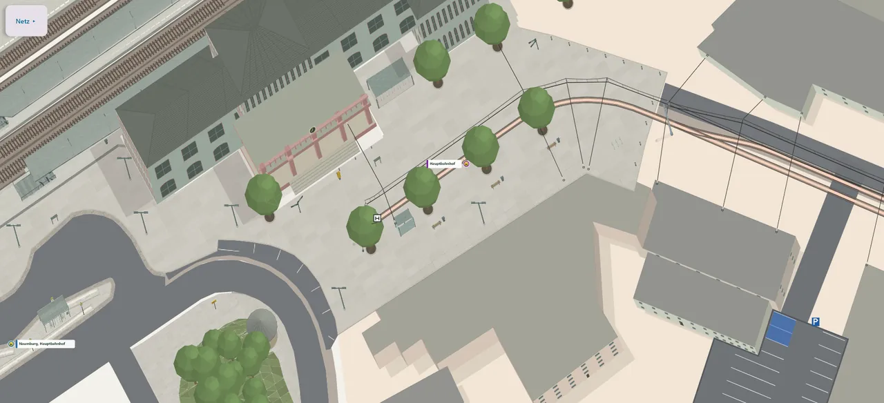 Spielaufnahme des Naumburger Hauptbahnhofs mit Vorplatz, Bäumen, Straßenbahngleis und Oberleitung.